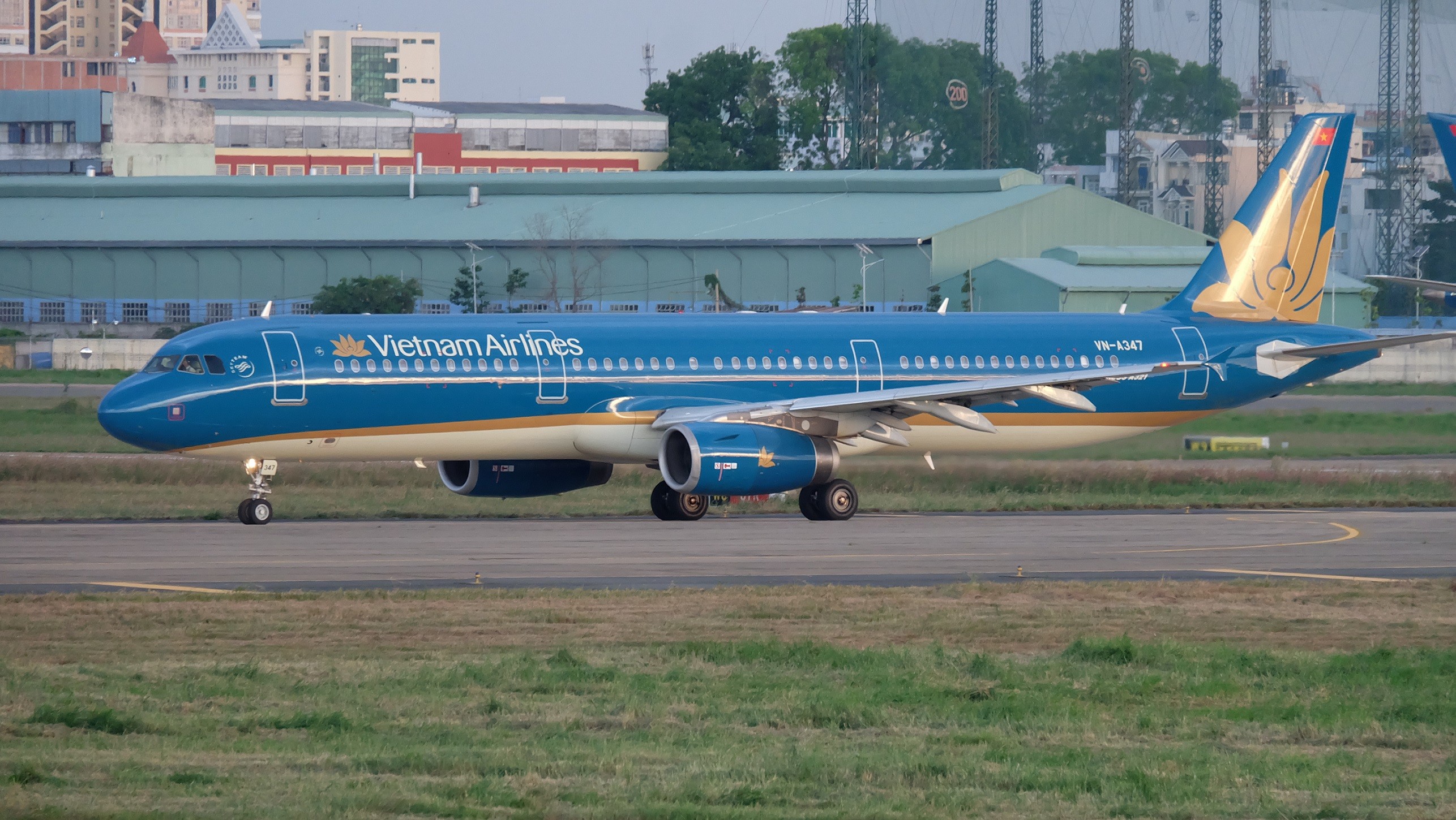 Gần 14.000 hành khách của Vietnam Airlines bị ảnh hưởng do bão Noru