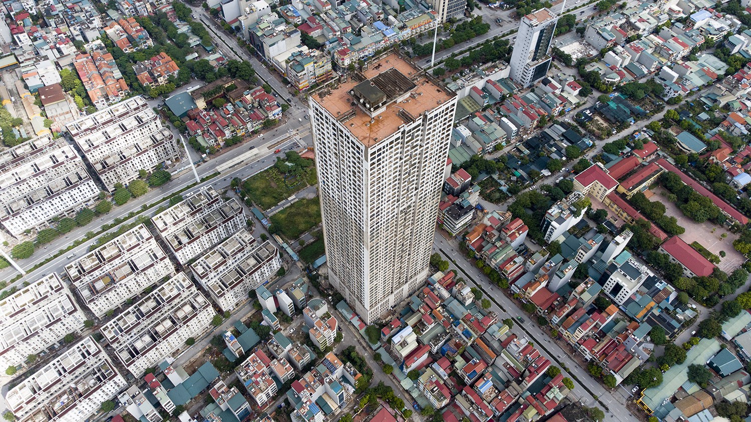 Cận cảnh hoang tàn tòa cao ốc nghìn tỷ 'đắp chiếu' trên đất vàng Hà Nội