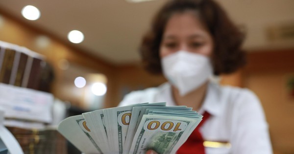 Đồng USD tăng mạnh gây sức ép lên giá vàng