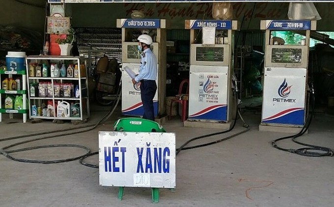 Nhiều cửa hàng lại... hết xăng