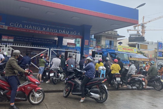 Vì sao đột ngột khan hiếm xăng dầu?