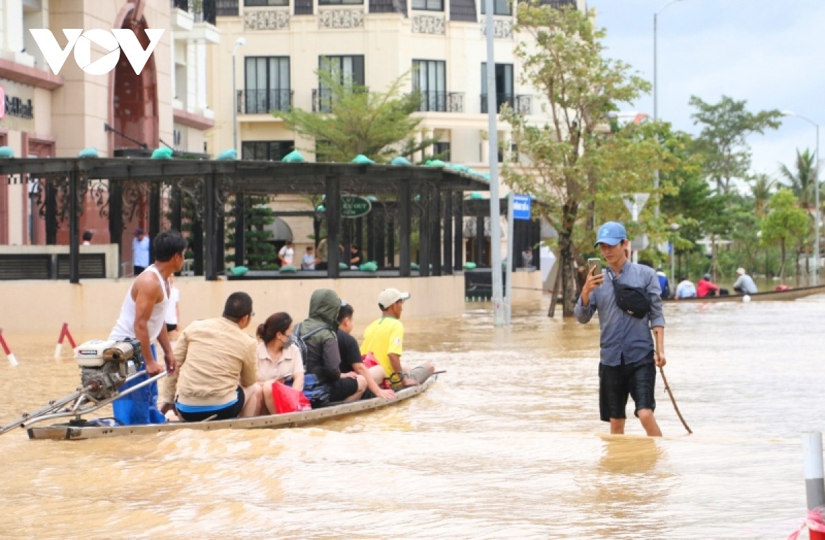 Đường phố Huế biến thành sông, người dân dùng thuyền đi lại