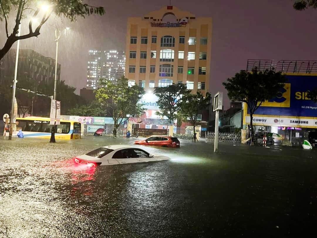 Mưa lớn kéo dài 7 tiếng, người dân Đà Nẵng chật vật chạy ngập cả đêm