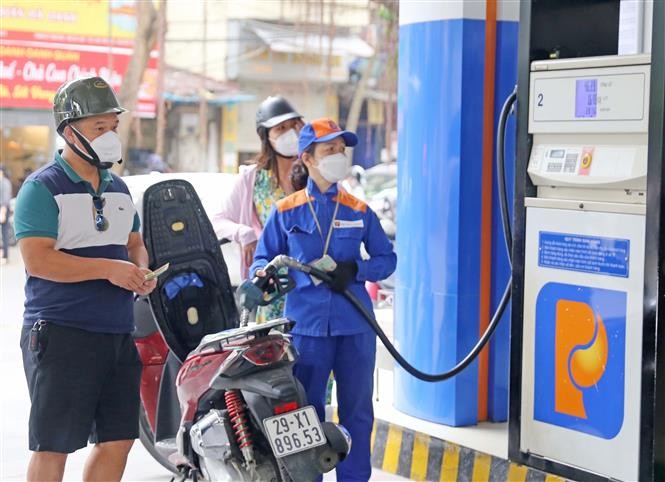 Bất ngờ lý do khiến giá xăng thế giới giảm nhưng của Việt Nam lại tăng