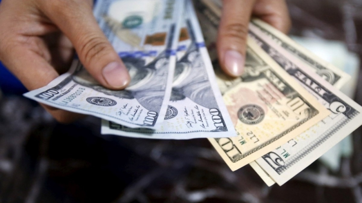 Giá bán USD 'chợ đen' lên mức 25.325 đồng/USD, thị trường chính thức tiếp tục giảm giá