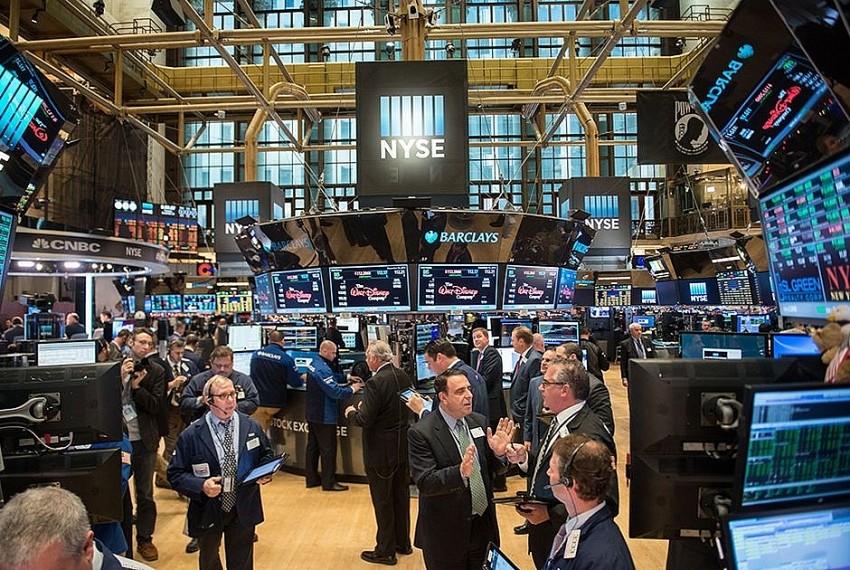 S&P 500 và Nasdaq giảm, Dow Jones và giá dầu tăng sau báo cáo GDP Mỹ