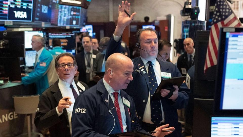 Chứng khoán Mỹ tiếp tục bay cao, Dow Jones leo dốc hơn 800 điểm