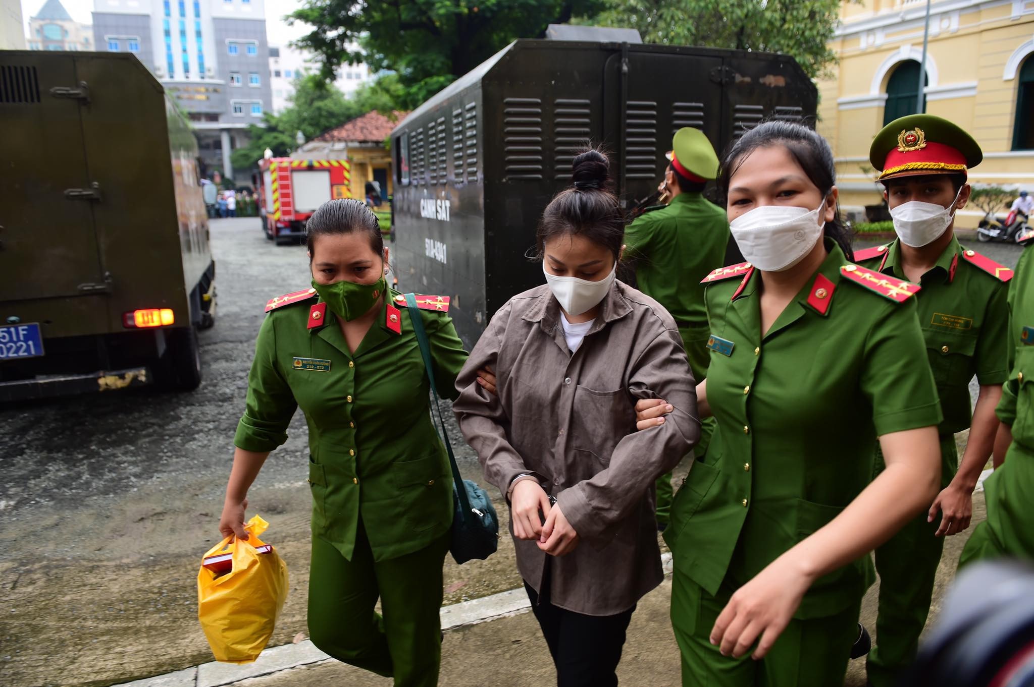 Công bố cáo trạng truy tố bổ sung người bố và dì ghẻ hành hạ con đến chết