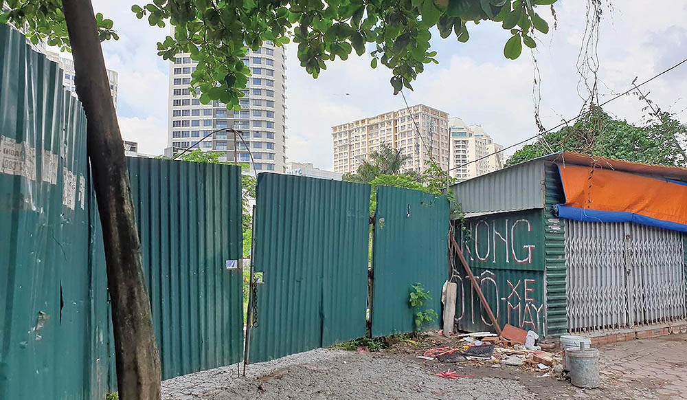 'Đất vàng' Constrexim Complex 'đắp chiếu', cỏ mọc hoang hóa