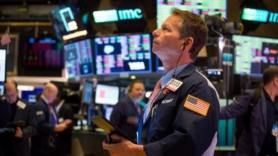 Dow Jones 'bốc hơi' gần 650 điểm, giá dầu 'bay' 3%