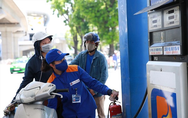 Giá xăng tăng lần thứ 4 liên tiếp, có loại tăng hơn 1.100 đồng/lít