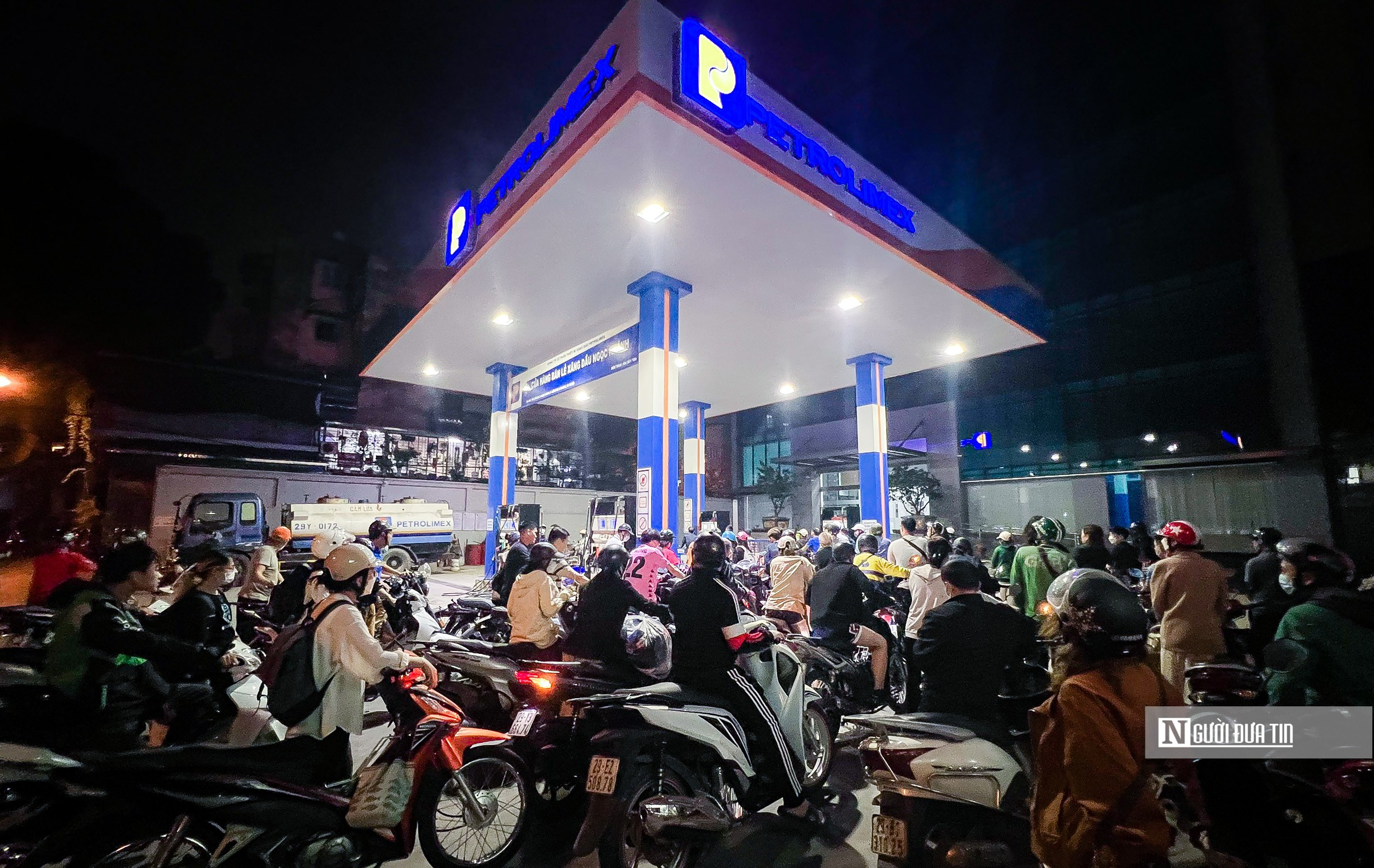 Thủ tướng yêu cầu Bộ trưởng Công Thương xử lý dứt điểm thiếu xăng dầu