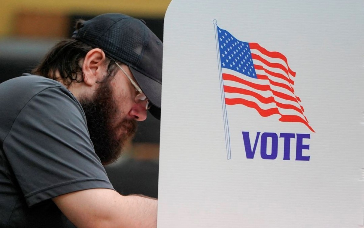 Thắng tại Arizona, phe Dân chủ san bằng cách biệt với Cộng hòa ở Thượng viện