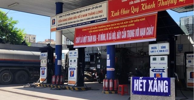 Mặc kệ giá xăng tăng, nhiều cây xăng ở Hà Nội vẫn đóng cửa im lìm