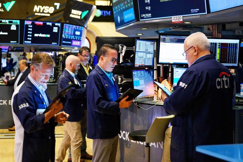 Chứng khoán Mỹ tụt điểm sau 2 phiên tăng mạnh, giá dầu lao dốc vì Covid ở Trung Quốc