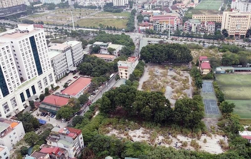 Cao ốc trơ khung hoen gỉ trên "đất vàng" nhà máy cũ