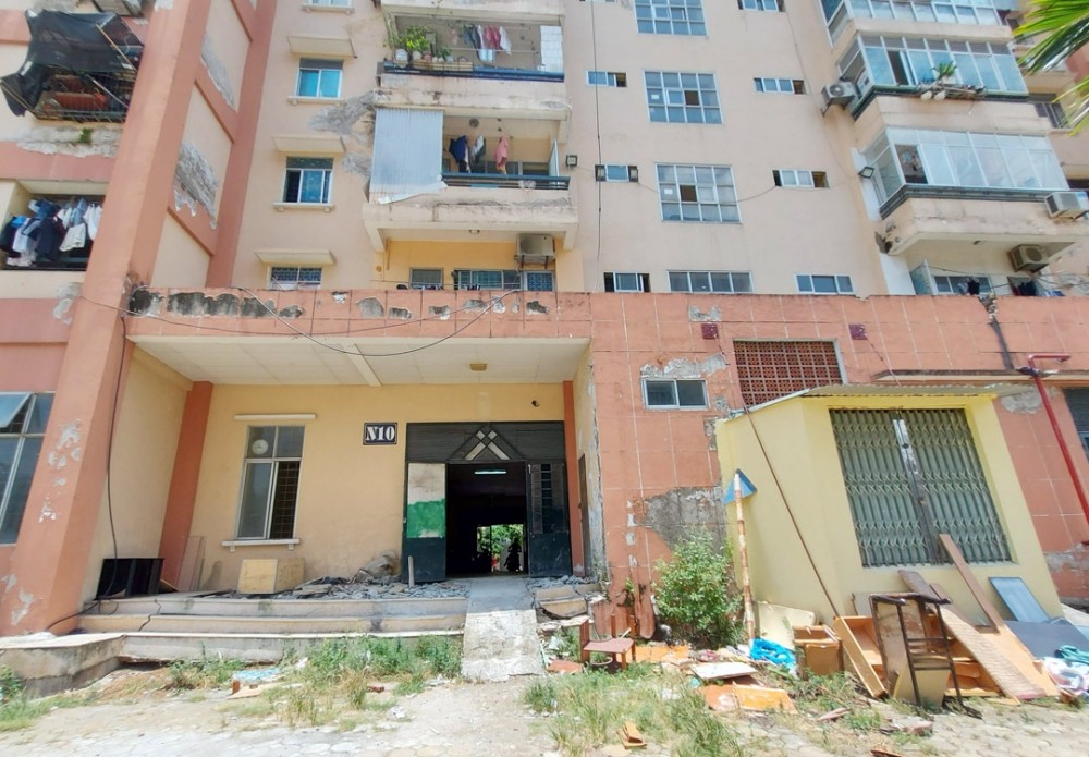 Cận cảnh Khu tái định cư Đồng Tàu xập xệ, xuống cấp nứt toác