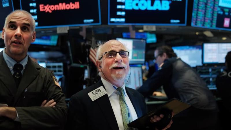 Chứng khoán Mỹ xanh rực sau phát biểu của Chủ tịch Fed, giá dầu cũng tăng mạnh