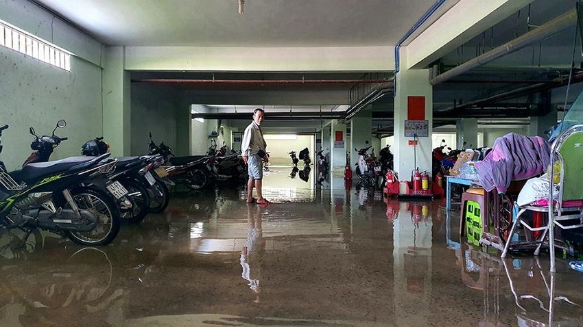 Dân khổ vì hầm chung cư, thang máy ngập nước