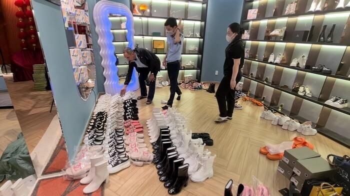 Hàng hóa tại cửa hàng của Trang Nemo 'nhái' nhiều nhãn hiệu nổi tiếng thế giới