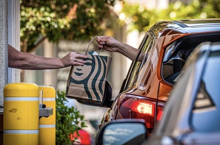 Starbucks gây phẫn nộ khi yêu cầu tiền boa cho nhân viên từ 1 USD