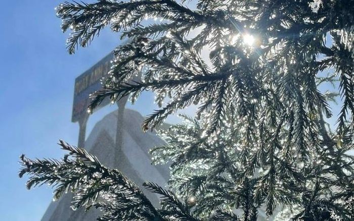 Lạnh dưới 0 độ C, đỉnh Fansipan xuất hiện băng giá