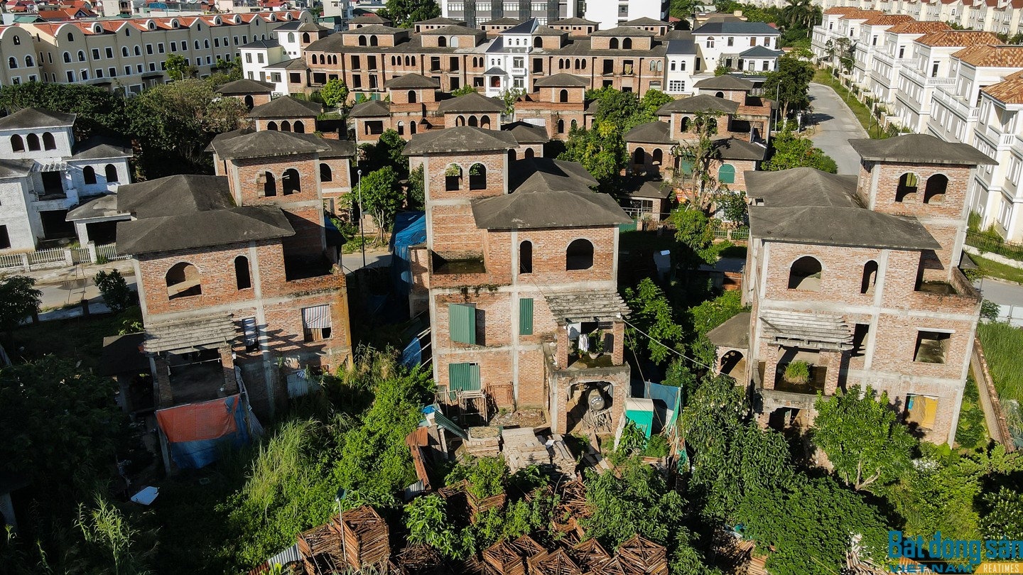 Khu đô thị dang dở, la liệt biệt thự triệu đô bỏ hoang ở Hà Nội