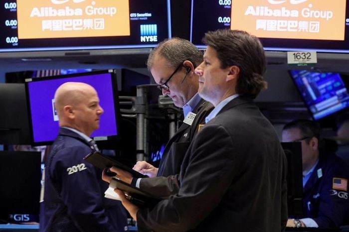 Chứng khoán Mỹ rơi phiên thứ tư liên tiếp, giá dầu tăng dè dặt