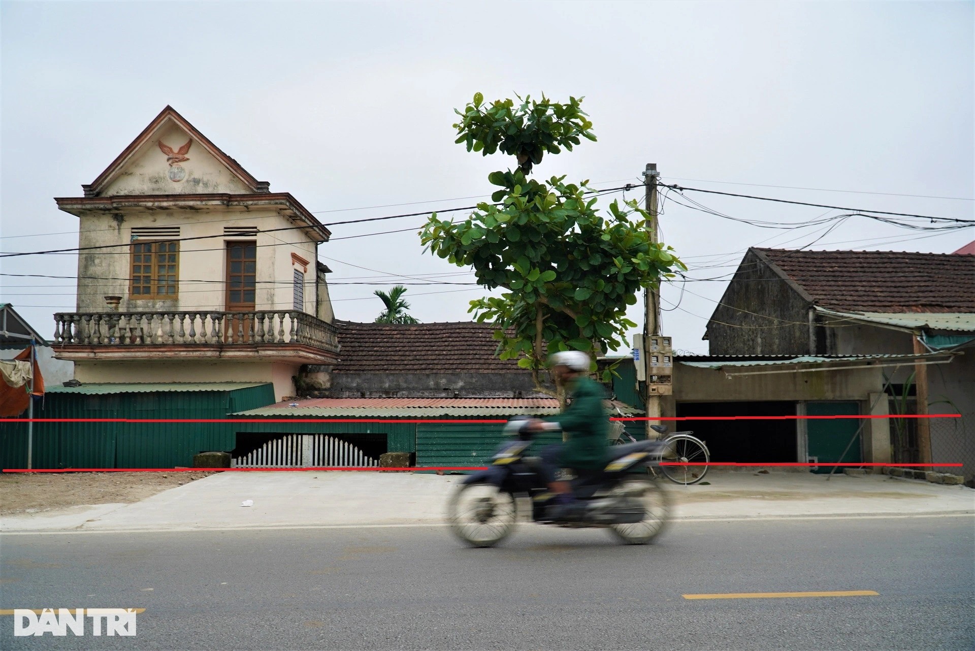 Dự án nghìn tỷ đi qua, nhà dân thành "hầm", bơm nước mưa cả ngày không hết