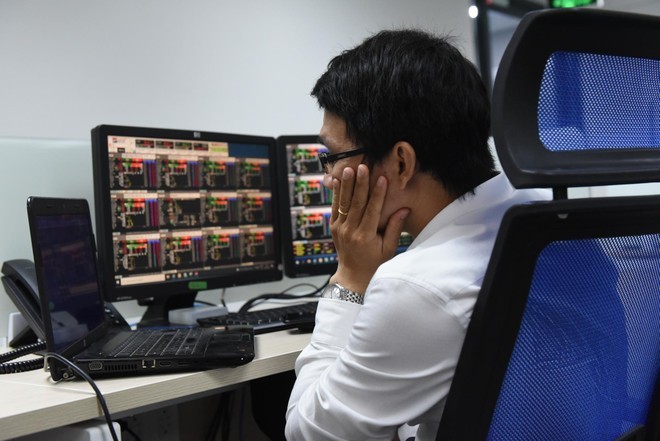 Tiền nhỏ giọt vào chứng khoán, nhà đầu tư nghỉ Tết sớm