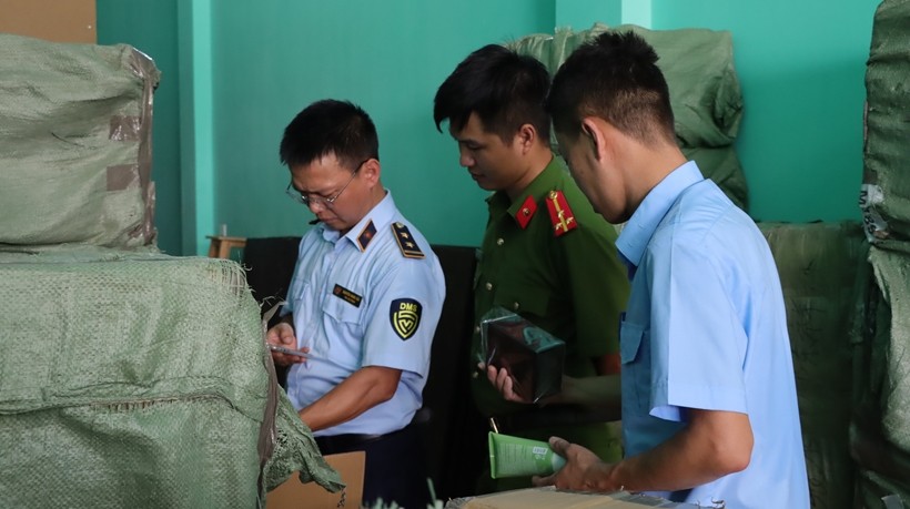 Phát hiện hơn 20 tấn nước hoa, mỹ phẩm có dấu hiệu giả mạo các nhãn hiệu nổi tiếng