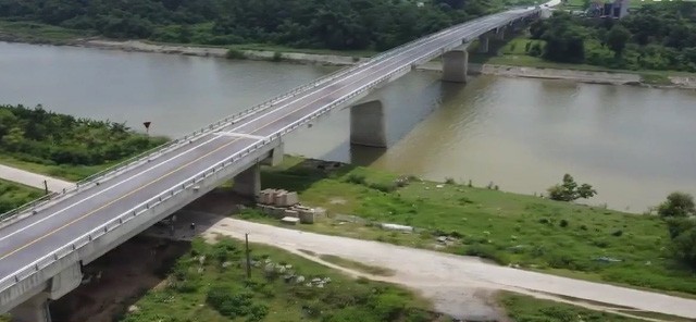 Cầu nghìn tỉ không có đường dẫn, người dân vẫn phải đi đò qua sông