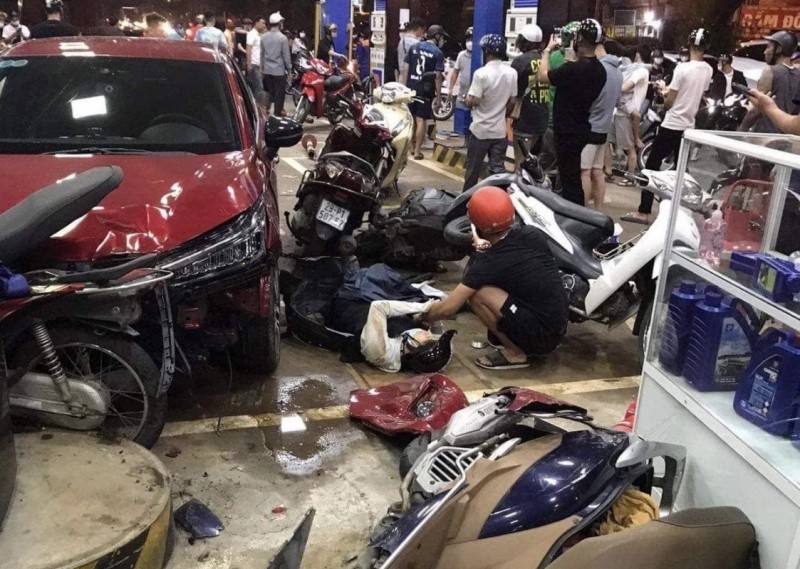 Tài xế ô tô say xỉn, tông hàng loạt xe máy tại cây xăng: Thiệt hại thế nào?