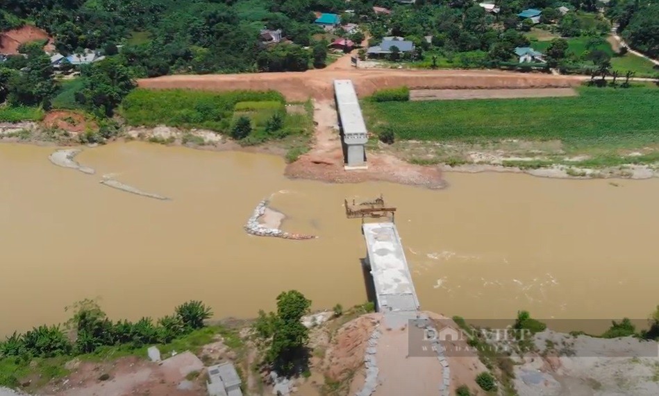 Lào Cai: Cầu trị giá 55 tỷ đồng thi công chậm tiến độ, người dân phải lụy đò qua sông