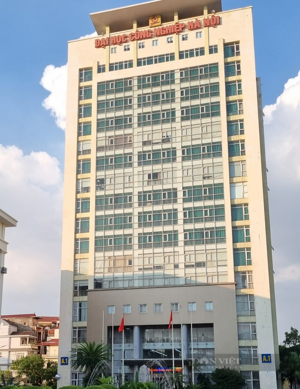 Trưởng khoa ở ĐH Công nghiệp Hà Nội tự ý tổ chức in ấn tài liệu bán cho sinh viên, thu hàng trăm triệu đồng