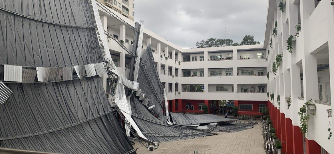TP.HCM: Mái che sân trường đổ sập trong giờ học, may mắn không gây tai nạn