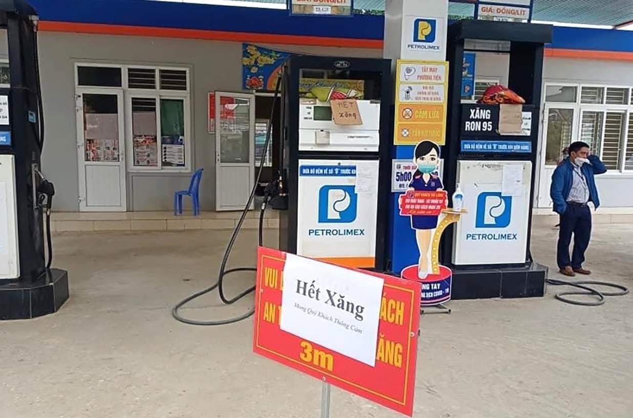 Nhiều cửa hàng treo biển hết xăng, nghỉ bán