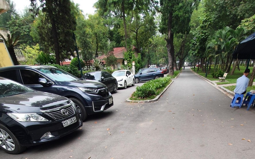 Bất thường các bãi trông xe không vé, 'né' doanh thu trong công viên Thống Nhất