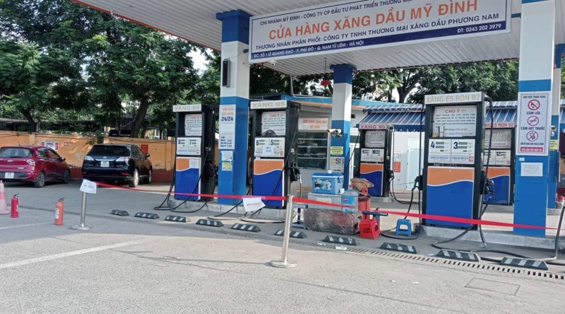 Hà Nội: Cây xăng dán biển “hết hàng”, gian thương “chặt chém”