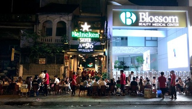 Những hình ảnh quán nhậu 'biến nơi công cộng thành lãnh địa riêng' ở TP HCM