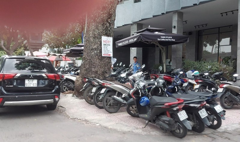 TP HCM: Đường dân sinh thành nơi “họp chợ" ở Quận 11