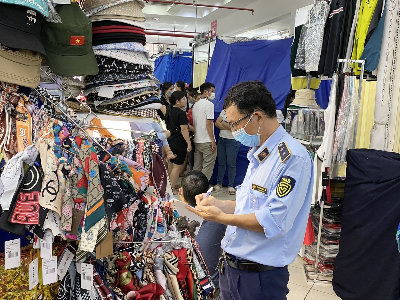 Nhiều tiểu thương Saigon Square dọn hàng, đóng cửa để né đoàn kiểm tra