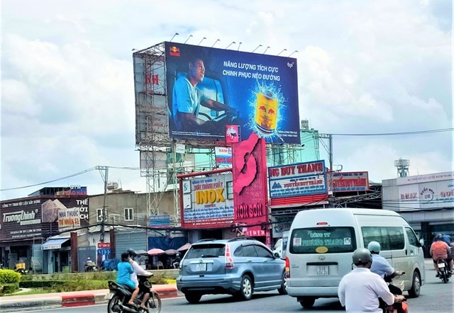 Quản lý quảng cáo ngoài trời: Còn tình trạng 'giơ cao đánh khẽ'