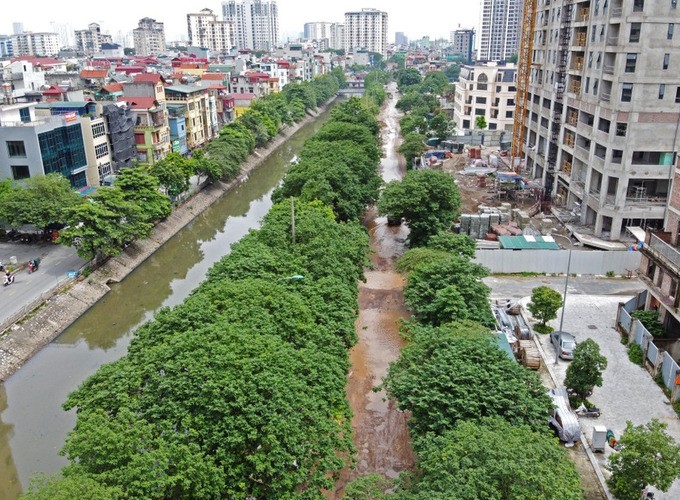 Hà Nội: Ám ảnh con đường chi chít “ổ voi”, ngập rác thải