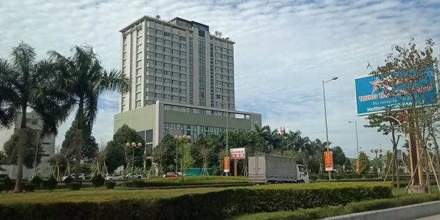Khách sạn Central 18 tầng xây dựng bể bơi và nhiều công trình trái phép
