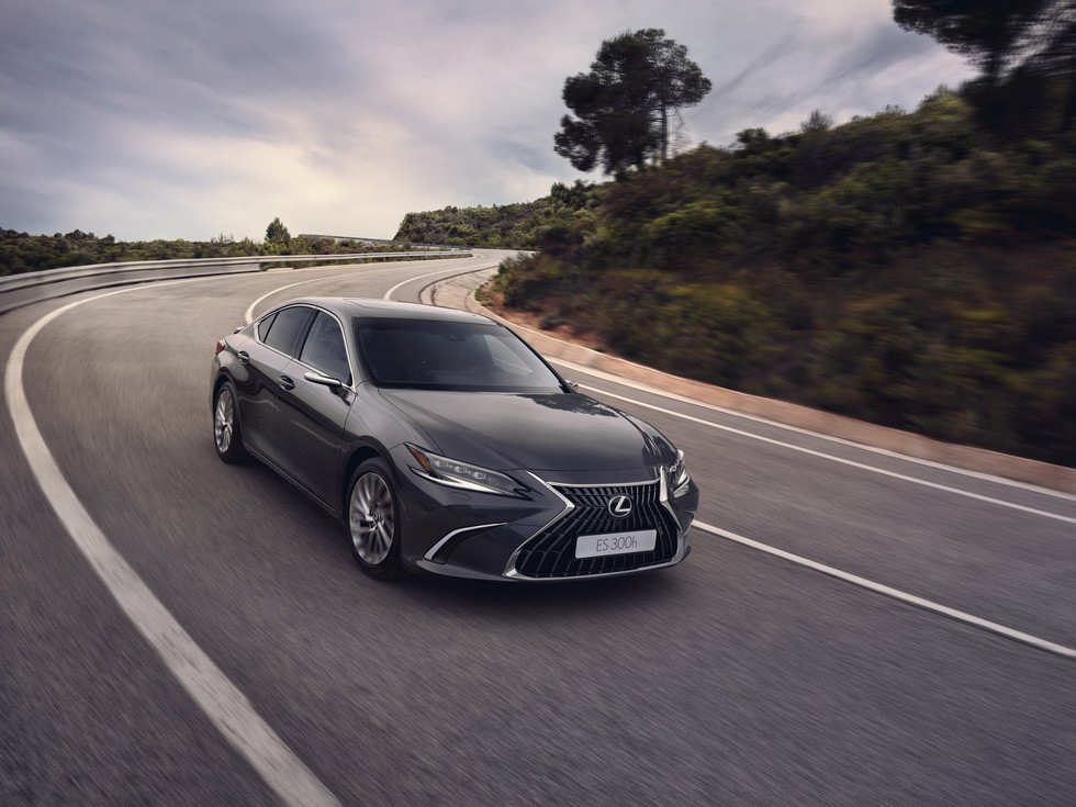 Sedan chủ lực Lexus ES 2023 ra mắt - bình cũ rượu mới