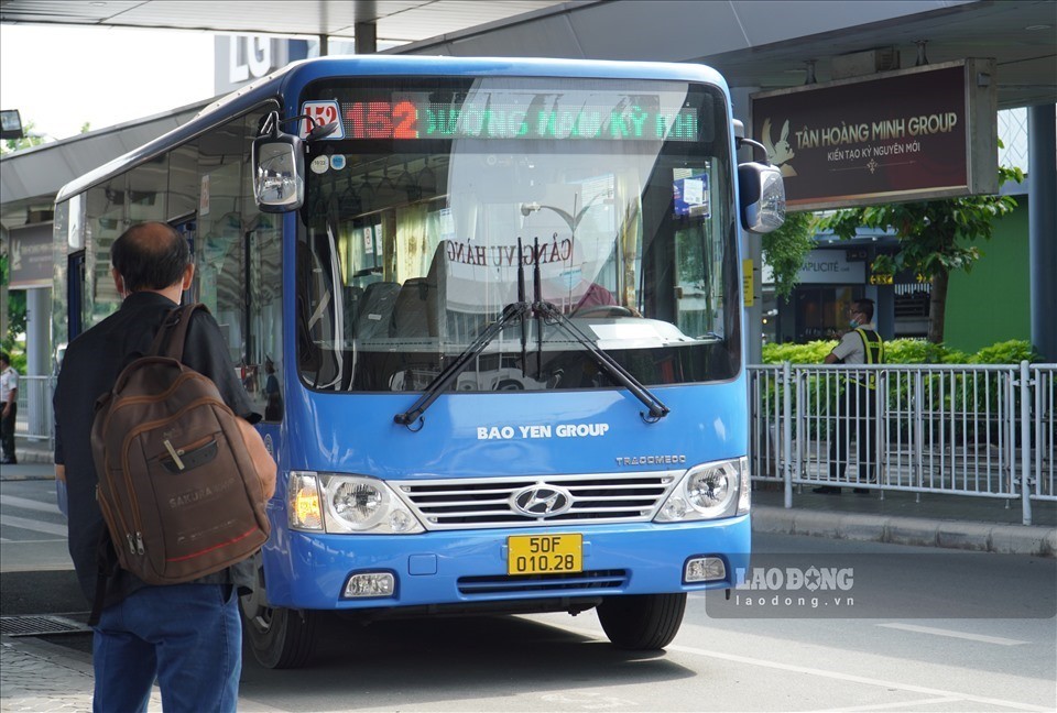 Công viên Gia Định làm bãi xe: Phá vỡ quy hoạch, bến cóc xe dù nở rộ