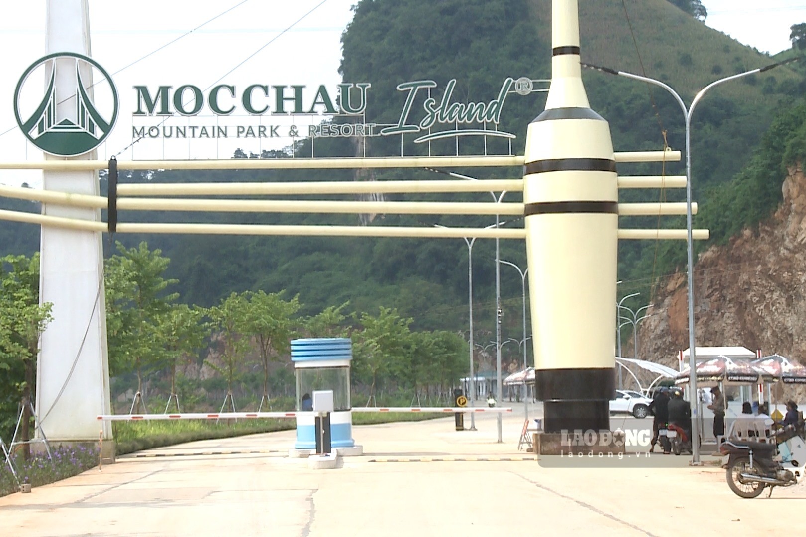 Khu du lịch Mộc Châu Island bị tố tự ý xây tường rào để lấn đất