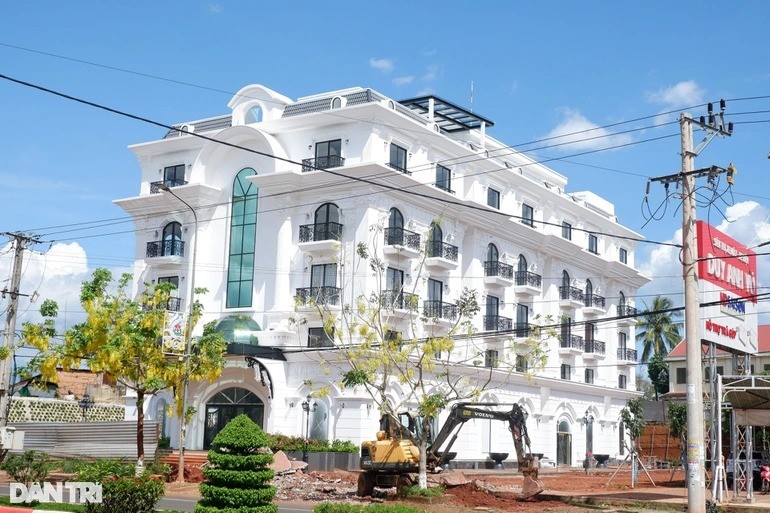 Bị kết luận sai phạm, vì sao tòa nhà lớn nhất nhì Đắk Nông vẫn "về đích"?