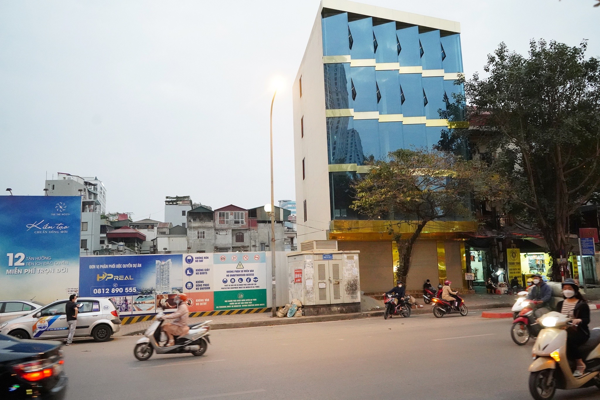 Cưỡng chế dỡ nhà 5 tầng xây không phép trên đất lấn chiếm 84 đường Láng